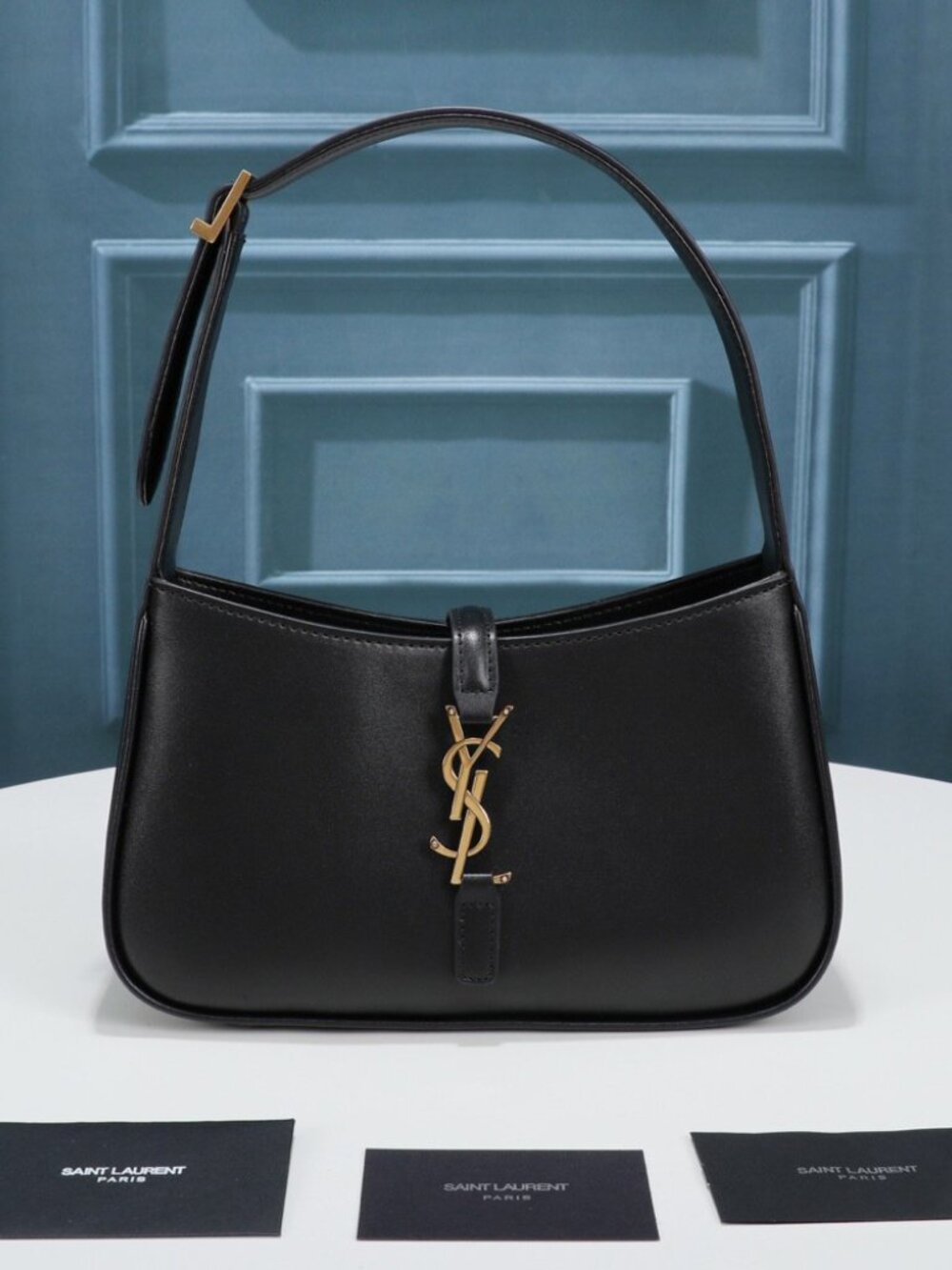 YSL LE 5 À 7 HOBO BAG IN SMOOTH LEATHER NOIR